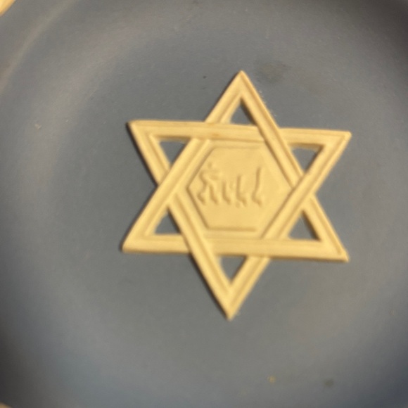 Wedgewood Blue and White Decorative Plate - Picture 2 of 4